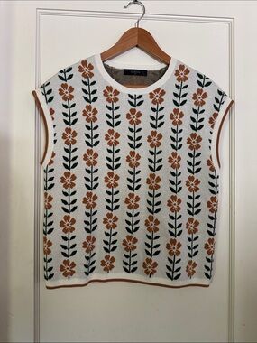 Zesica White Floral Knit Shell with Rust & Black Pattern